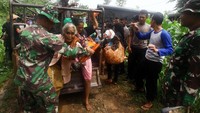 Anggota TNI mengevakuasi korban banjir di Pacarejo, Semanu, Gunungkidul, DI Yogyakarta, Rabu (29/11). Saat ini Pemda Daerah Istimewa Yogyakarta (DIY) menetapkan status siaga darurat bencana menyusul rentetan bencana banjir, tanah longsor maupun angin kencang akibat Siklon Tropis Cempaka sejak Selasa (28/11) yang terjadi di sejumlah titik di DIY. ANTARA FOTO/Andreas Fitri Atmoko