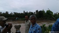 Usai melihat jembatan yang putus, Sultan HB X kemudian mengunjungi posko pengungsian warga di kelurahan Kebon Agung Imogiri. (Foto: Edzan Raharjo/detikcom)
