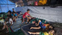 Sejumlah pengungsi beraktivitas dalam tenda yang baru dibangun di lokasi penampungan di Desa Rendang, Karangasem, Bali, Selasa (28/11) (Foto: Dok. ANTARA Foto/Nyoman Budhiana)