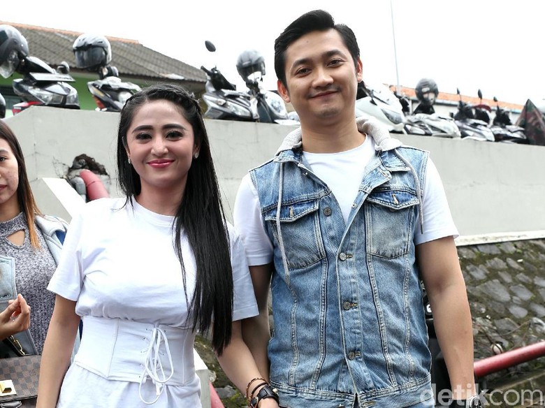 Tak Takut Suaminya Direbut Orang, Dewi Persik: Goyangan Aku Kan Yahud Tak Takut Suaminya Direbut Orang, Dewi Persik: Goyangan Aku Kan Yahud