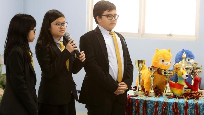 Direktur Sekolah Global Sevilla, Robertus Budi  Setiono (Ke-dua kiri) didampingi  Head of School Global Sevilla, Purborini Sulistiyo (paling kiri) memberikan semangat dan motivasi kepada perwakilan siswa/i Sekolah Global Sevilla  peserta lomba debat tingkat Internasional di ajang kompetisi World Scholar’s Cup 2017 tingkat Tournament of Champions yang diikuti oleh 50 Negara yang diadakan pada tanggal 9 – 14 November 2017 di Universitas Yale, Amerika Serikat. Siswa-siswi Sekolah Global Sevilla berhasil memborong 40 Medali Emas dan 51 Medali Perak dalam ajang kompetisi tersebut, yang sebelumnya dimulai dari tingkat Jakarta Round, Global Round di Hanoi dan Athena.