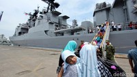 Warga mengantre untuk menaiki kapal.