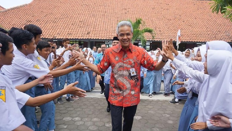 Dialog Lucu Ganjar dan Siswa SMA soal Manfaat Handphone Dialog Lucu Ganjar dan Siswa SMA soal Manfaat Handphone