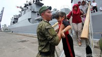Kedatangan kapal penghancur asal Rusia itu disambut antusias oleh warga.