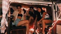 Pose dara berusia 16 tahun itu bersama rekan-rekannya. (Dok. Instagram/saffronllewellyn)