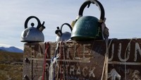 Wisatawan datang dengan membawa teko. Dalam teko tersebut diberi tulisan pesan-pesan dari traveler tersebut, kemudian digantung di papan Teakettle Junction (southbyvan/Instagram)