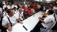 Suasana pendaftaran calon tuan rumah Pekan Olahraga Nasional (PON) 2024 di Kantor KONI Pusat.
