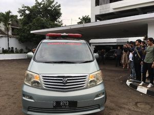 Jenazah Bondan Winarno Dibawa Ambulans Tinggalkan RS Harapan Kita