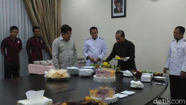 Saat JK Ikut Beri Surprise Ultah Kepala Setwapres