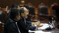 Pengacara Setya Novanto, Fredrich Yunadi membacakan permohonan uji materi yang diajukan kliennya di Gedung Mahkamah Konstitusi, Jakarta.