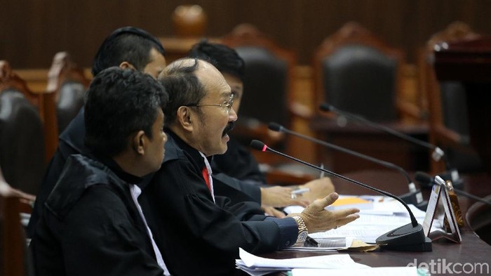 Canda Hakim MK ke Fredrich Soal Jam Terbang