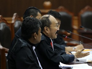 Canda Hakim MK ke Fredrich Soal Jam Terbang