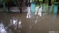 Sementara itu menurut Rismanto warga Kretek menambahkan selain sungai-sungai kecil seperti Winongo, sungai Opak di kawasan Pundong hingga Kretek juga meningkat ketinggiaannya. Di beberapa wilayah desa di Kretek ketinggian air yang masuk ke pemukiman hingga 1 meter. (Foto: Edzan Raharjo)