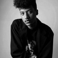 Sebelum Yu-jin, Han Hyun Min yang lebih dulu dikenal sebagai model pertama Korea berkulit gelap.  Foto: Dok. Instagram, Dok. Skool Looks