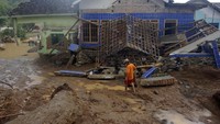 Warga memeriksa rumahnya yang porak-poranda diterjang banjir bandang di Pacitan, Jawa Timur, Rabu (29/11). ANTARA FOTO/Destyan Sujarwoko