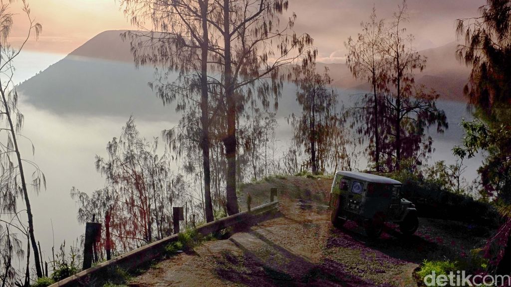 Bukit Penanjakan sedang direnovasi, kini wisatawan yang ingin menikmati terbitnya matahari (sunrise) di kawasan Gunung Bromo pun beralih ke Bukit Cinta, Probolinggo, Jatim.