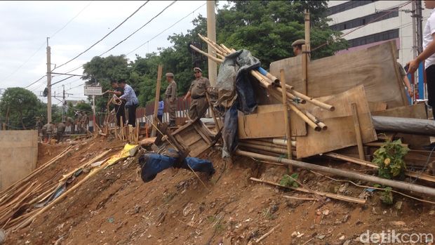 Warga Terganggu, 40 Bangunan Liar di Matraman Dibongkar Satpol PP