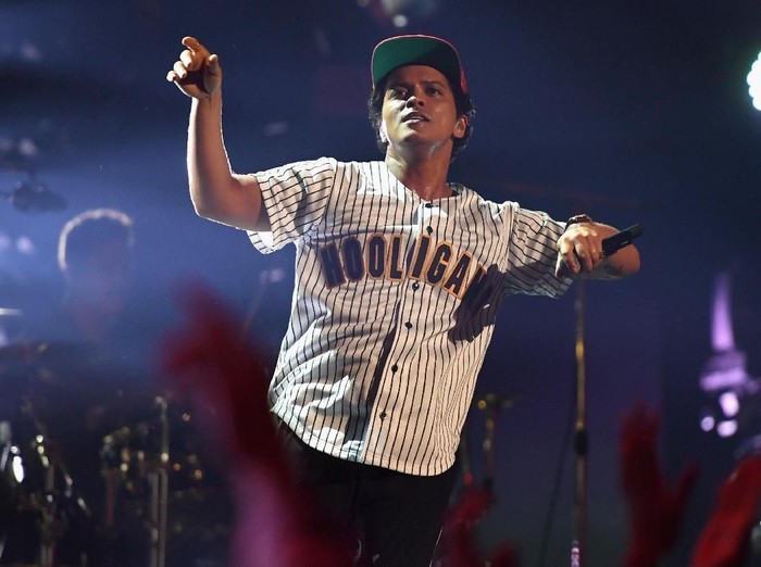 LOS ANGELES, CA - JUNE 25:  Bruno Mars onstage at 2017 BET Awards at Microsoft Theater on June 25, 2017 in Los Angeles, California.  (Photo by Paras Griffin/Getty Images for BET)