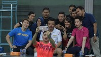 Di sela-sela makan bersama, anggota fanbase berkesempatan untuk ngobrol langsung dan meminta foto bersama Kevin/Marcus. (dok. Kemenpora)