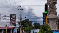 Semburan abu vulkanik Gunung Agung masih tampak tinggi (Foto: David Saut/detikcom)