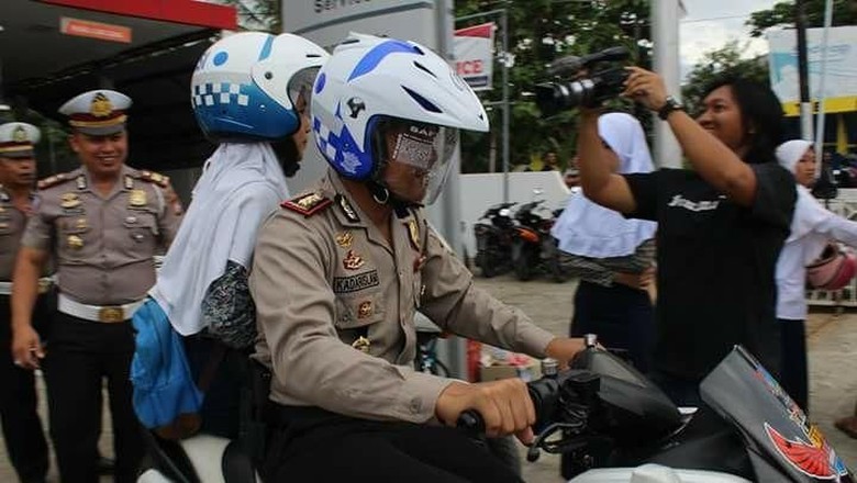 Usai Kena Razia SIM, Siswa Diantar Polisi ke Sekolah Usai Kena Razia SIM, Siswa Diantar Polisi ke Sekolah