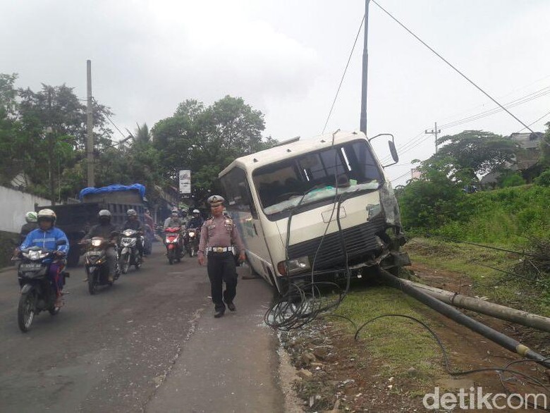 Bus Sekolah Hajar Tiang Telepon Gara gara Rem Blong