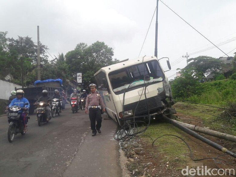 Bus Sekolah Hajar Tiang Telepon Gara gara Rem Blong Bus Sekolah Hajar Tiang Telepon Gara gara Rem Blong