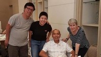 Postingan Bondan bersama istri dan sahabat pada 14 Oktober lalu. Foto: Instagram/maknyusbw