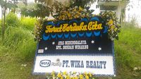 Bendera Kuning dan Bunga Dukacita Tampak di Rumah Bondan Bendera Kuning dan Bunga Dukacita Tampak di Rumah Bondan