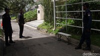 Beberapa petugas tampak berjaga di depan rumah.