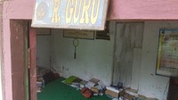 Untuk ruangan guru dan kelas 4, sekolah juga terpaksa menggunakan dapur milik warga yang diubah sedemikian rupa mirip sekolah.