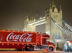 Jelang Natal, Truk Minuman Soda Ini Disulap Jadi Hotel
