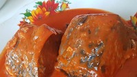 Olahan ikan tuna khas Pariaman, pangek (sampadeh) tuna, jadi salah satu favoritnya. Bondan mencicipi masakan ini pada 11 September lalu. Foto: Instagram/maknyusbw