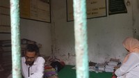 Iya bekas kandang kerbau. Ini dibangun dari barang-barang sebagian dari sisa bangunan, sisa renovasi masjid dan barang bekasnya diminta, kata Kepala Sekolah SD Negeri Sadah Ahmad Hujaeni kepada wartawan, Kabupaten Serang, Banten, Rabu (29/11/2017).