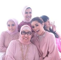 Menggunakan busana serba dusty pink, ini penampilan Dewi Ramlan saat kumpul bersama kedua saudara perempuan kandungnya, Lolita Ramlan dan Olla Ramlan. Sang ibunda pun turut hadir di tengah memakai kerudung simpel. Foto: Dok. Instagram @dewiramlan