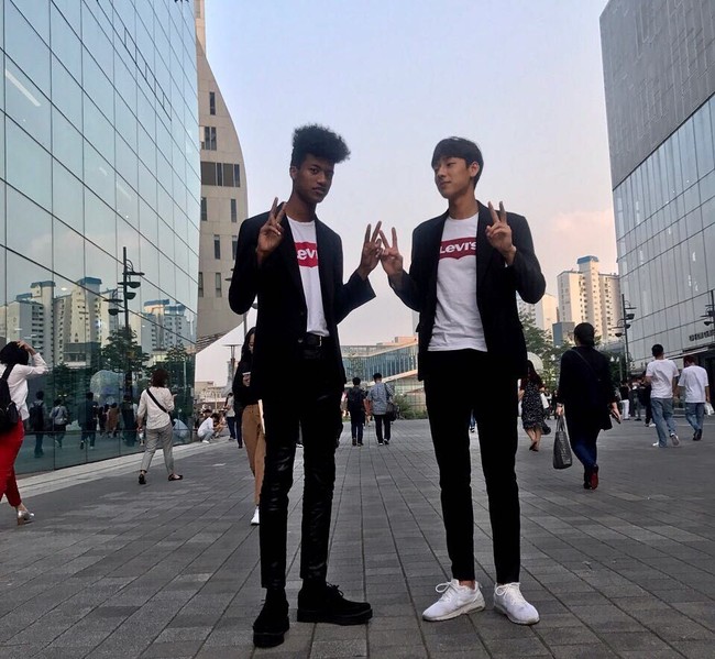 Han Hyun Min memang tidak murni berdarah Korea Selatan. Dia adalah anak dari pernikahan multiras. Ayahnya yang keturunan Nigeria menikah dengan ibunya yang berdarah Korea Selatan. Foto: Dok. Instagram, Dok. Skool Looks