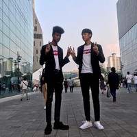 Han Hyun Min memang tidak murni berdarah Korea Selatan. Dia adalah anak dari pernikahan multiras. Ayahnya yang keturunan Nigeria menikah dengan ibunya yang berdarah Korea Selatan. Foto: Dok. Instagram, Dok. Skool Looks