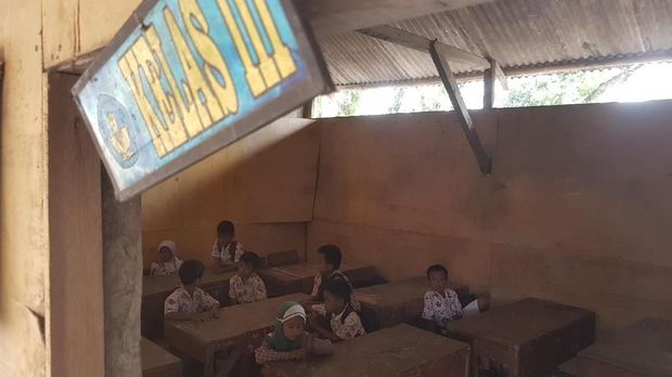 Pilu Siswa SD di Banten yang Belajar di Bekas Kandang Kerbau