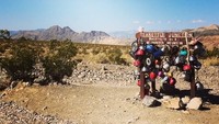 Nah satu lagi yang unik di lembah ini adalah Teakettle Junction. Papan penunjuk arah yang dengan banyak teko tergantung di sana (no_borders_overlanding/Instagram)