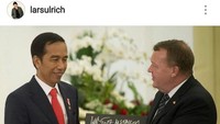 Ini sangat keren. Saya menandatangani box set MOP untuk Perdana Menteri Denmark Lars Lokke Rasmussen untuk diberikan pada Presiden Indonesia Joko Widodo, yang diketahui merupakan penggemar berat musik rock dan datang ke konser kami di Jakarta pada 2013, tulis Lars Ulrich di Instagram.