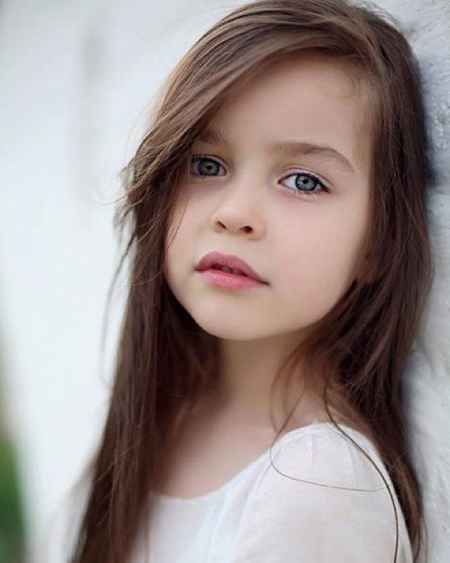 Alisa Bragina dikenal sebagai model Rusia yang fotonya telah banyak tampil di beberapa majalah. Gadis berusia 12 tahun ini sudah terjun di dunia modelling sejak dirinya berusia 5 tahun. Foto: Instagram