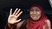 Meski demikian, Khofifah tampak terus tersenyum usai bertemu Jokowi. Pertanda apa ya?