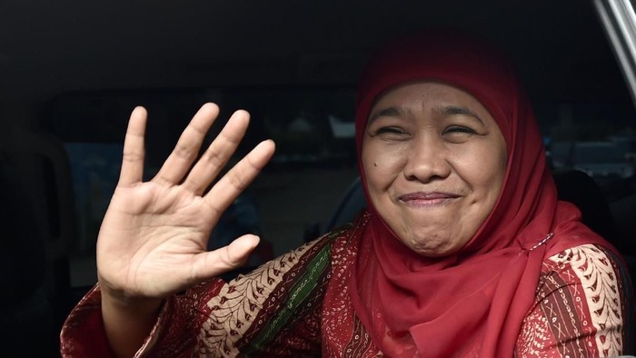 Menteri Sosial Khofifah Indar Parawansa melambaikan tangan kepada wartawan usai mengikuti sidang Tim Penilai Akhir (TPA) di Kompleks Istana Kepresidenan, Jakarta, Rabu (29/11). Khofifah menyatakan bahwa belum ada pembicaraan lebih lanjut dengan Presiden Joko Widodo terkait rencana keikutsertaannya dalam Pilgub Jawa Timur 2018. ANTARA FOTO/Puspa Perwitasari/ama/17