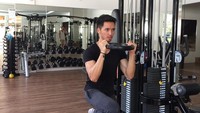 Menjelang kompetisi Mister Supranational, fitnes menjadi kegiatan rutinnya. Foto : Instagram @gilbertpangalila