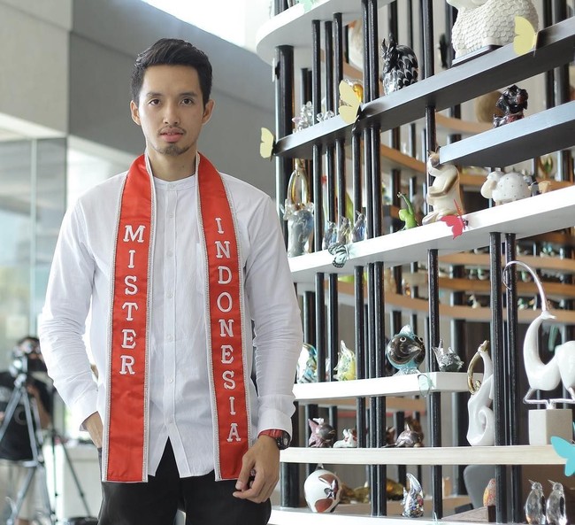 Gilbert Pangalila sebelumnya sukses memenangkan kontes Mister Indonesia 2017 yang digelar 13 Agusutus 2017, sehingga ia berhak mewakili Indonesia di Mister Supranational 2017. Foto: Instagram/gilbertpangalila