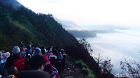 Secara ekonomi, pengelola Taman Nasional Bromo Tengger Semeru (TNBTS) menargetkan pendapatan negara dari sektor pariwisata sebesar Rp 20 miliar pada 2017.