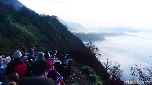 Bukit Penanjakan sedang direnovasi, kini wisatawan yang ingin menikmati terbitnya matahari (sunrise) di kawasan Gunung Bromo pun beralih ke Bukit Cinta, Probolinggo, Jatim.