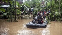 Petugas Kepolisian mengevakuasi korban banjir di Pacarejo, Semanu, Gunungkidul, DI Yogyakarta, Rabu (29/11). ANTARA FOTO/Andreas Fitri Atmoko