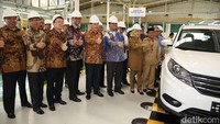 Pabrik ini ditargetkan bisa memproduksi 50 ribu unit mobil per tahun. Meskipun digerakkan robot, pabrik tetap butuh tenaga manusia. Foto: Ruly Kurniawan