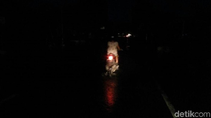 Karena kondisi masih tergenang banjir, aliran listrik di Kecamatan Kretek Bantul masih padam.